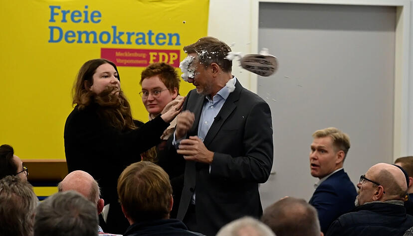 Der FDP-Vorsitzende Christian Lindner hat Torte ins Gesicht bekommen.