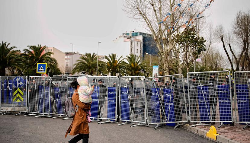 Straßensperrungen und Demo-Verbot nach Imamoglus Festnahme. Straßensperrungen und Demo-Verbot nach Imamoglus Festnahme.