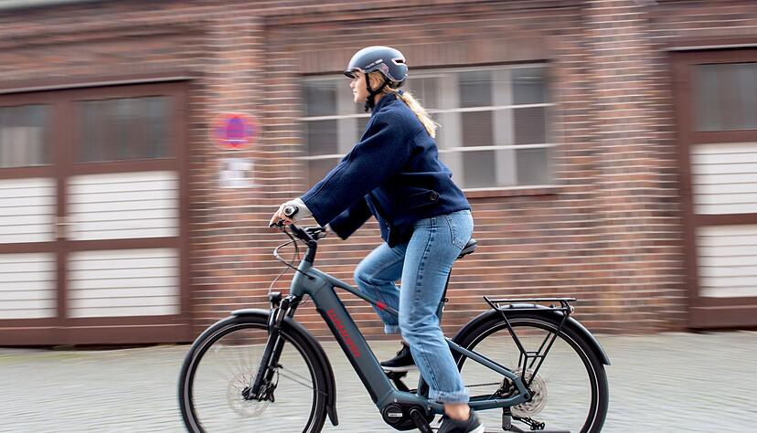 Für Wiedereinsteiger und E-Bike-Neulinge gilt: Erst mit dem Rad vertraut machen, dann sicher in den Straßenverkehr starten. Für Wiedereinsteiger und E-Bike-Neulinge gilt: Erst mit dem Rad vertraut machen, dann sicher in den Straßenverkehr starten.