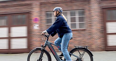 Für Wiedereinsteiger und E-Bike-Neulinge gilt: Erst mit dem Rad vertraut machen, dann sicher in den Straßenverkehr starten. Für Wiedereinsteiger und E-Bike-Neulinge gilt: Erst mit dem Rad vertraut machen, dann sicher in den Straßenverkehr starten.