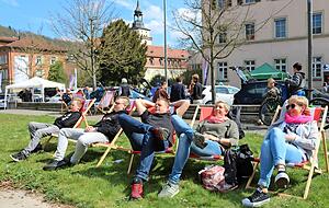 Auto-Fan Axel König aus Rot am See (Mitte) ist zum ersten Mal auf dem Markt. Hier genießt er die Sonne mit Frau Anke (daneben) und den Söhnen Lasse und Janne (l.)