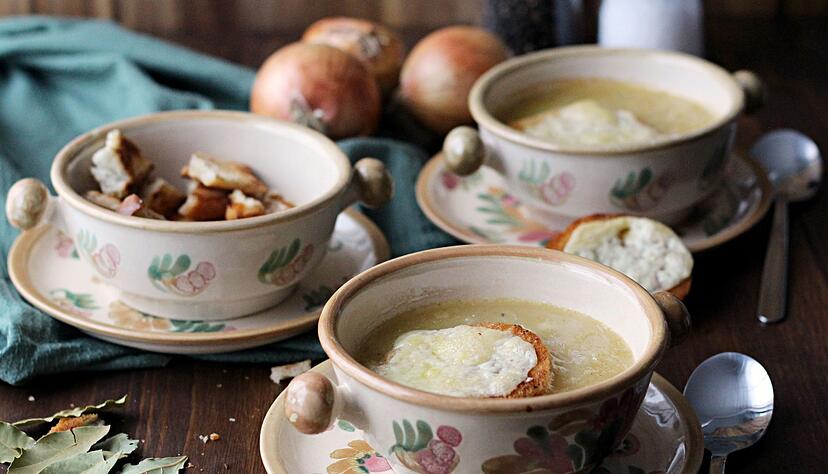 Perfekt für kühlere Tage: Eine kräftige Zwiebelsuppe, die von einem überbackenen Käsetoast getoppt wird.
