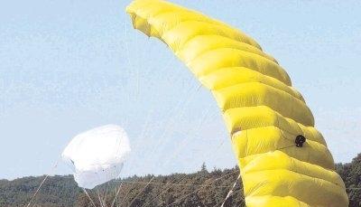 Die Fallschirmspringer sind die Attraktion des Nachmittags. Mit ihren bunten Schirmen begeistern sie in mehreren Durchgängen Jung und Alt. Durch das Angebot des Tandemsprungs werden Träume wahr.Fotos: Klara Endreß