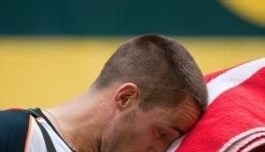 Viktor Troicki geht nach seiner Niederlage gegen Philipp Petzschner vom Platz.