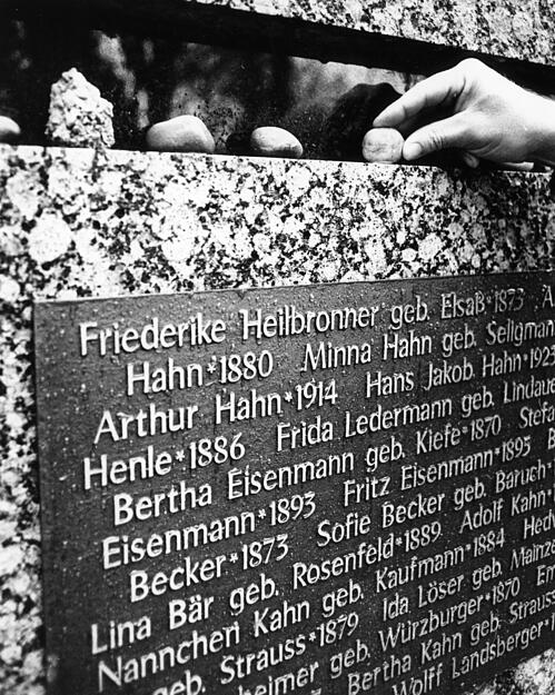 Die Gedenktafel im jüdischen Friedhof  Breitenloch in Heilbronn zeigt die Namen der unter dem NS-Regime getöteten jüdischen Mitbürger.