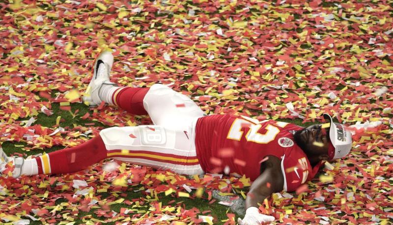 Demone Harris von den Kansas City Chiefs liegt nach dem Sieg im Konfetti und formt einen Engel.