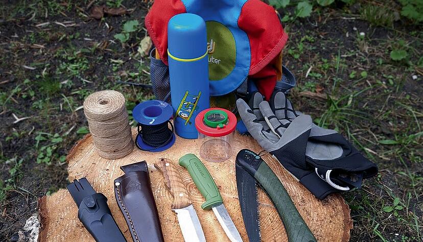 Messer, Säge und ein paar andere Kleinigkeiten gehören zur Grundausrüstung für gemeinsame Bushcraftabenteuer. Foto: Martin Gebhardt/migo Messer, Säge und ein paar andere Kleinigkeiten gehören zur Grundausrüstung für gemeinsame Bushcraftabenteuer. Foto: Martin Gebhardt/migo