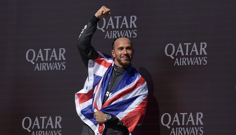Mercedes-Pilot Lewis Hamilton jubelt nach seinem Sieg in Silverstone.