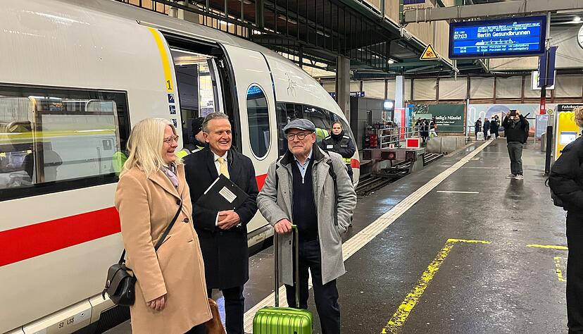 Gut gelaunt bei der Abfahrt: Clarissa Freundorfer, Konzernbevollmächtigte der DB, Stuttgarts OB Frank Nopper und Verkehrsminister Winfried Hermann bei der ersten Fahrt des Turbo-ICE in Stuttgart. Gut gelaunt bei der Abfahrt: Clarissa Freundorfer, Konzernbevollmächtigte der DB, Stuttgarts OB Frank Nopper und Verkehrsminister Winfried Hermann bei der ersten Fahrt des Turbo-ICE in Stuttgart.