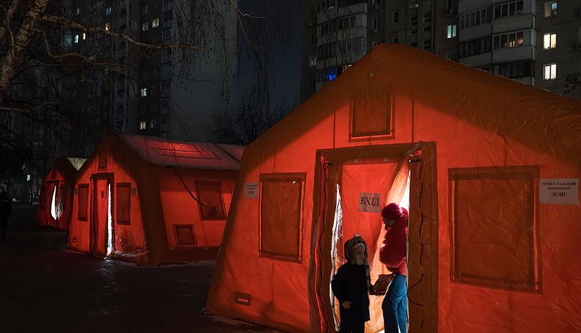 Zelte des ukrainischen Zivilschutzdienstes geben Menschen die M&ouml;glichkeit, sich nach russischen Angriffen aufzuw&auml;rmen, wenn die Heizungen ausgefallen sind.