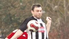 Einen Schritt schneller als der Gegner: Torsch&uuml;tze Frank Wesser vom TSV Pfedelbach entwischt in der Partie gegen den TSV Gaildorf.Foto: Marc Schmerbeck