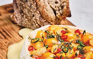Grillweltmeister Oliver Sievers empfiehlt in seinem Buch «Einfach genial grillen - vegetarisch» sein Rezept für geplankten Camembert. Er wird mit Aprikosenmarmelade, Chilischote, Lauchzwiebelringen und geviertelter Physalis getoppt und dann gegrillt. Grillweltmeister Oliver Sievers empfiehlt in seinem Buch «Einfach genial grillen - vegetarisch» sein Rezept für geplankten Camembert. Er wird mit Aprikosenmarmelade, Chilischote, Lauchzwiebelringen und geviertelter Physalis getoppt und dann gegrillt.