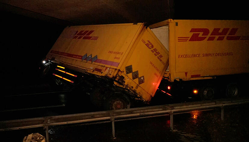 Ein Paketlaster der DHL ist in der Nacht zum Samstag auf der Autobahn 1 bei Osnabrück verunglückt. Der Lkw sei unter einer Brücke durch eine Windböe umgekippt.