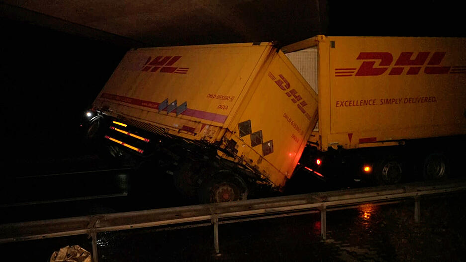 Ein Paketlaster der DHL ist in der Nacht zum Samstag auf der Autobahn 1 bei Osnabrück verunglückt. Der Lkw sei unter einer Brücke durch eine Windböe umgekippt.