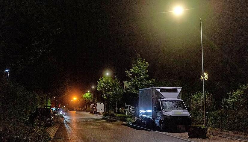 Alle paar Meter steht eine Straßenlaterne im Ilsfelder Gewerbegebiet Bustadt. Weniger davon würden es trotzdem ausreichend beleuchten. Alle paar Meter steht eine Straßenlaterne im Ilsfelder Gewerbegebiet Bustadt. Weniger davon würden es trotzdem ausreichend beleuchten.