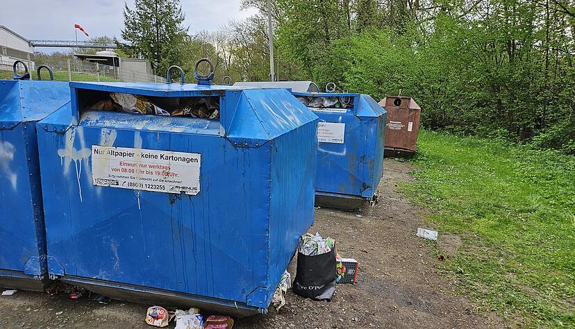 „Die Stelle ist gerade ein Dauerbrenner“: Immer wieder stapeln sich Müllberge in Leingarten neben den Containern – und das, obwohl diese montags, mittwochs und freitags geleert werden. „Die Stelle ist gerade ein Dauerbrenner“: Immer wieder stapeln sich Müllberge in Leingarten neben den Containern – und das, obwohl diese montags, mittwochs und freitags geleert werden.