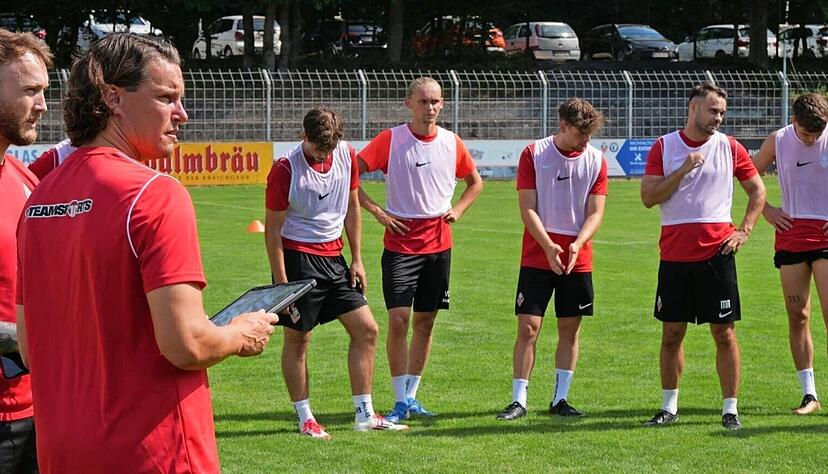 Co-Trainer Andreas Dups und Coach David Pfeiffer (von links) erklären den Spielern des VfB Eppingen, worauf es ihnen am meisten ankommt.
Foto: Michael Nachreiner