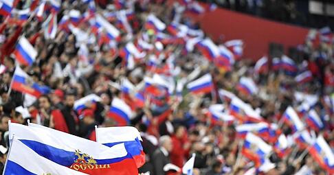 Fans von WM-Gastgeber Russland sollen ein diskriminierendes Banner hochgehalten haben.