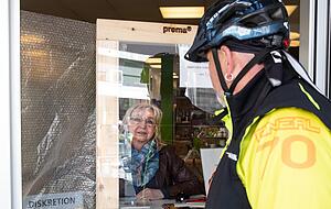 Annemarie Sasse darf ihren Zeitschriften- und Tabakladen mit Postannahmestelle in der Sülmerstraße öffnen. Kunden werden aber nur an der Türe bedient. Annemarie Sasse darf ihren Zeitschriften- und Tabakladen mit Postannahmestelle in der Sülmerstraße öffnen. Kunden werden aber nur an der Türe bedient.