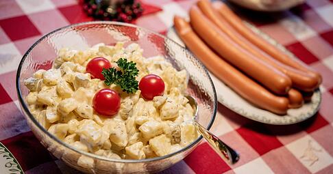 Bei 34 Prozent der Bundesbürger gibt es an Weihnachten Würstchen mit Kartoffelsalat. Die Preise sind dieses Jahr gesunken. Bei 34 Prozent der Bundesbürger gibt es an Weihnachten Würstchen mit Kartoffelsalat. Die Preise sind dieses Jahr gesunken.
