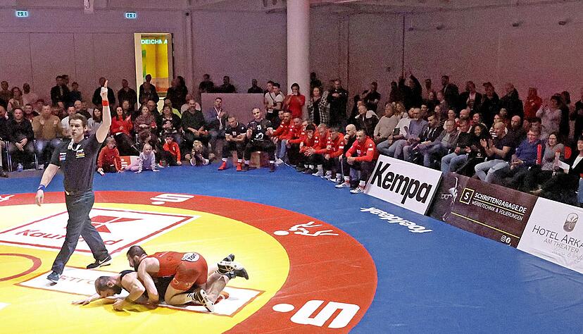 Ganz nah dran: F&uuml;r 260 Personen ist bestuhlt, sie erleben einen souver&auml;nen und reaktionsstarken Recep Topal (oben) hautnah.