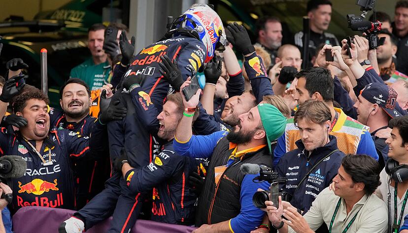 Max Verstappen feiert seinen nächsten Sieg. Max Verstappen feiert seinen nächsten Sieg.