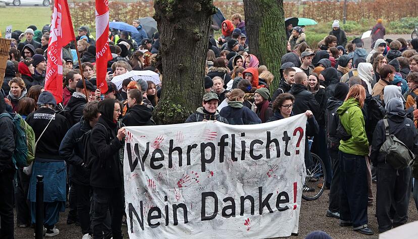 Die geplante Wiedereinf&uuml;hrung der Musterung ruft Tausende auf die Stra&szlig;e. (Archivbild)