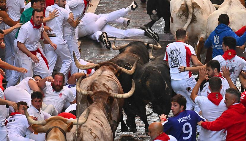 Viel Tumult in engen Gassen und dazu 600 Kilogramm schwere Bullen lassen die Anspannung bei allen steigen.