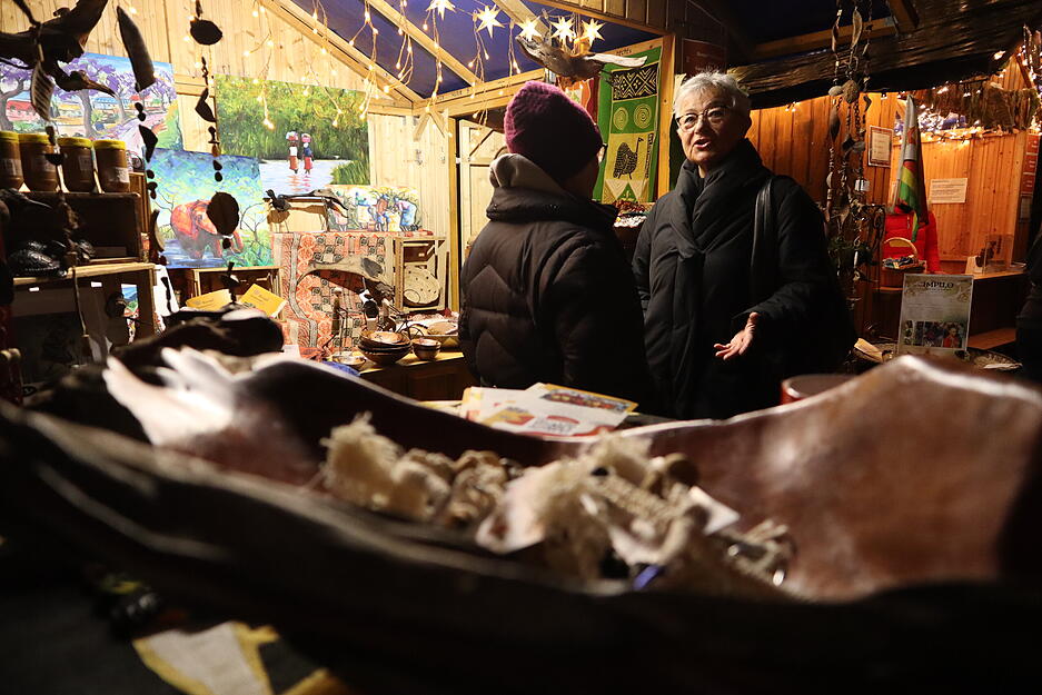 Festlich dekorierte Marktstände sorgen für weihnachtliche Atmosphäre in der Innenstadt.