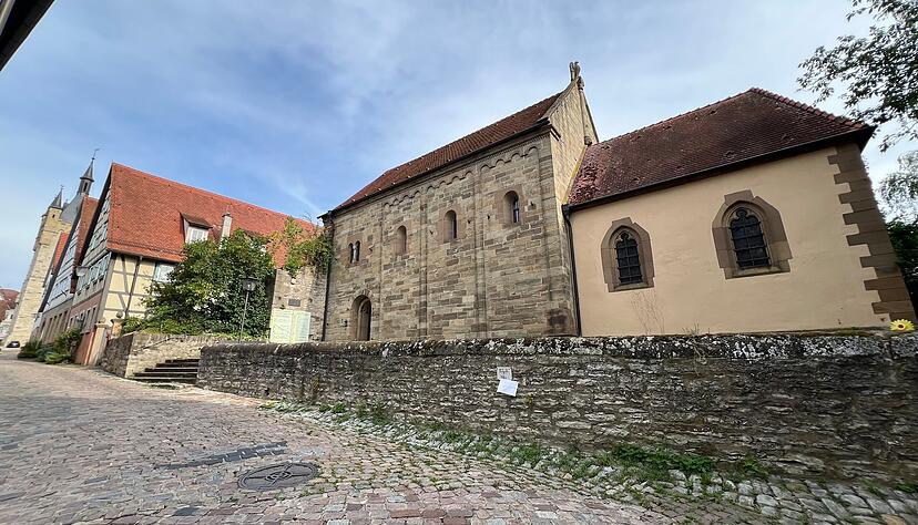 Die Pfalzkapelle in Bad Wimpfen ist dem heiligen Nikolas geweiht. An der Nord- und an der Südfront finden sich jeweils drei Rundbogenfenster und ein Doppelfenster, diese Reihung verweist direkt auf Jesus Christus.