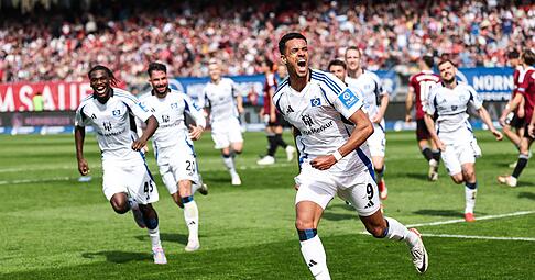 Robert Glatzel vom Hamburger SV (vorn) jubelt nach seinem Kopfballtor zum 3:0.