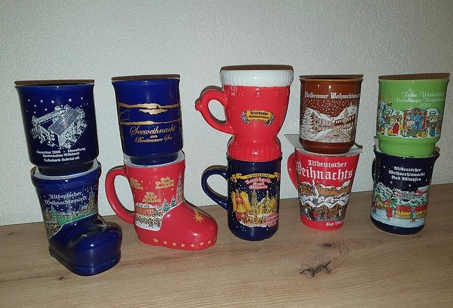 Eine Tassenauswahl von Weihnachtsmärkten aus der Region. Eine Tassenauswahl von Weihnachtsmärkten aus der Region.