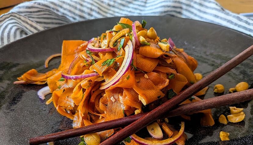 F&uuml;r den Karottensalat im Asia-Style werden die M&ouml;hren nicht geraspelt, sondern mit dem Sparsch&auml;ler gehobelt, bis nichts mehr von der M&ouml;hre &uuml;brig ist.