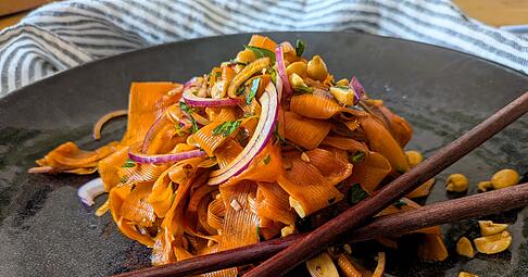 F&uuml;r den Karottensalat im Asia-Style werden die M&ouml;hren nicht geraspelt, sondern mit dem Sparsch&auml;ler gehobelt, bis nichts mehr von der M&ouml;hre &uuml;brig ist.