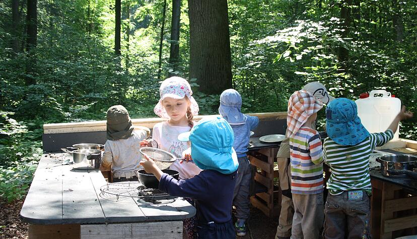 In der Matschküche können die Kinder ihrer Kreativität freien Lauf lassen. Die Zutaten nehmen sie einfach vom Waldboden.
Fotos: Elfi Hofmann In der Matschküche können die Kinder ihrer Kreativität freien Lauf lassen. Die Zutaten nehmen sie einfach vom Waldboden.
Fotos: Elfi Hofmann