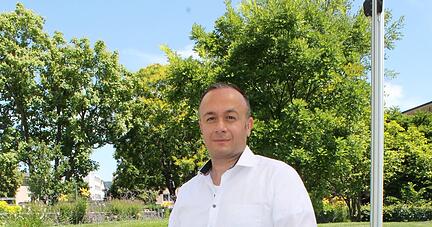 Talip Öz wohnt seit Jahrzehnten im Neckarsulmer Stadtteil Amorbach. In Heilbronn leitet der 41-Jährige eine Anwaltskanzlei und kümmert sich unter anderem um Familienrecht. 
Foto: Simon Gajer