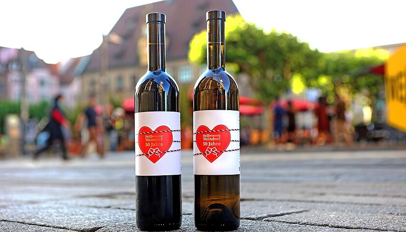 Das erste Weindorf fand 1971 statt. Eigentlich hätte das 50. also 2020 gefeiert werden sollen. Doch wegen der Pandemie ist es erst diesmal soweit. Die aktuellen Stadtweine aus Lemberger und Riesling tragen bereits ein Jubiläumsetikett. Das erste Weindorf fand 1971 statt. Eigentlich hätte das 50. also 2020 gefeiert werden sollen. Doch wegen der Pandemie ist es erst diesmal soweit. Die aktuellen Stadtweine aus Lemberger und Riesling tragen bereits ein Jubiläumsetikett.