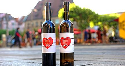 Das erste Weindorf fand 1971 statt. Eigentlich hätte das 50. also 2020 gefeiert werden sollen. Doch wegen der Pandemie ist es erst diesmal soweit. Die aktuellen Stadtweine aus Lemberger und Riesling tragen bereits ein Jubiläumsetikett.
Foto: Ralf Seidel