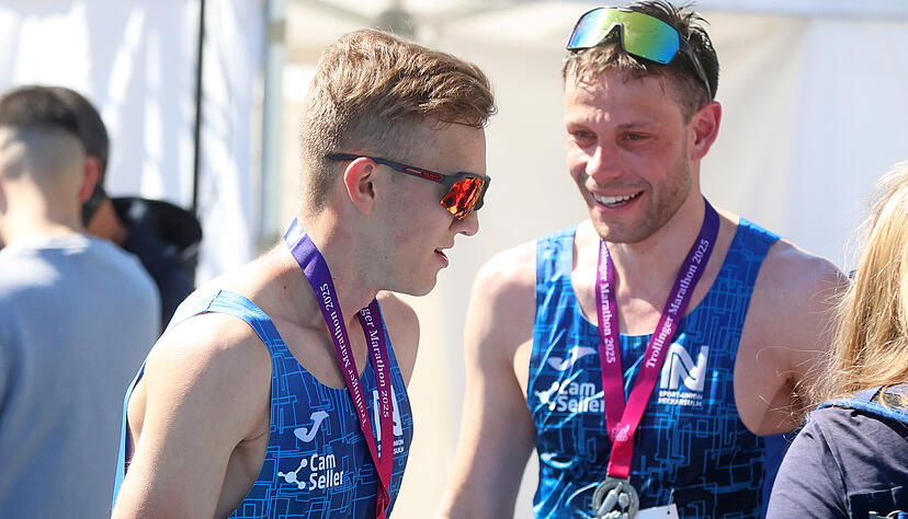 Triathlon-Kollegen unter sich: Matteo Kozka (links/Sieger über 10 Kilometer) und Halbmarathon-Sieger Moritz Bickel von der Sport-Union Neckarsulm analysieren im Zielbereich ihre Wettkämpfe. Triathlon-Kollegen unter sich: Matteo Kozka (links/Sieger über 10 Kilometer) und Halbmarathon-Sieger Moritz Bickel von der Sport-Union Neckarsulm analysieren im Zielbereich ihre Wettkämpfe.
