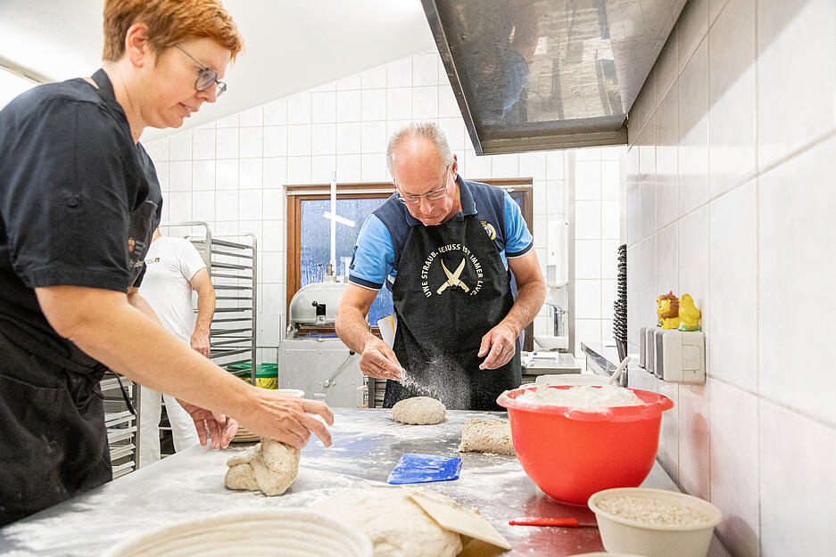 Teig kneten wie ein Profi: Tipps aus dem Brotbackkurs in der Oettinger Mühle.