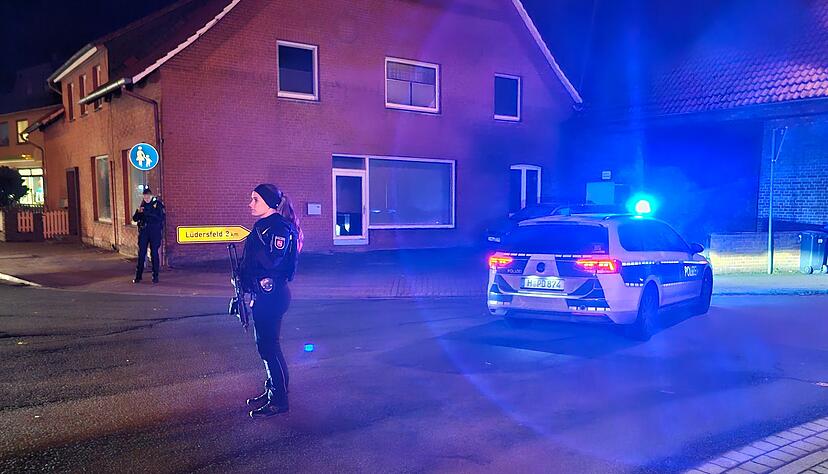 Das SEK nahm den mutma&szlig;lichen Sch&uuml;tzen fest.