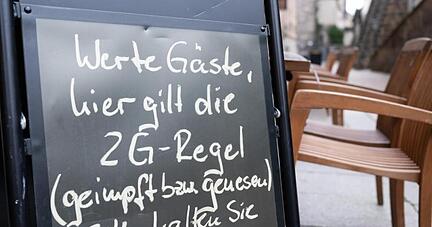 Auf einem Schild wird vor einem Restaurant in Dresden auf die 2G-Regel hingewiesen. Auf einem Schild wird vor einem Restaurant in Dresden auf die 2G-Regel hingewiesen.