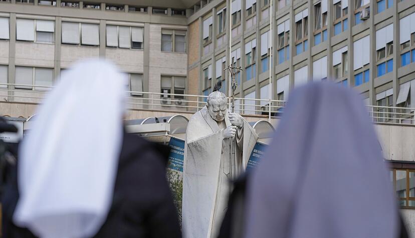 Auch vor dem Gemelli-Krankenhaus wird f&uuml;r Papst Franziskus gebetet.