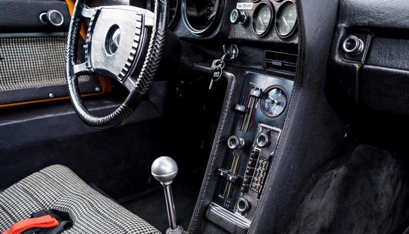 Obwohl es ein Forschungsfahrzeug war, hatten es die Tester im C111 mit schicken Sitzen, Klimaanlage und - aus Platzgründen - hochkant eingebautem Radio recht gemütlich.