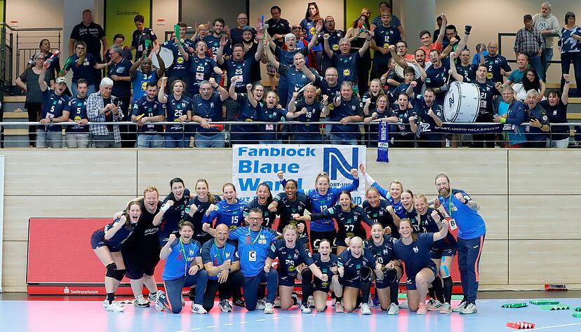 Ausgelassener Jubel herrschte am Samstagabend nach dem 30:24-Sieg in Halle bei den mitgereisten Fans und den sportlichen Protagonisten der Sport-Union Neckarsulm. Ausgelassener Jubel herrschte am Samstagabend nach dem 30:24-Sieg in Halle bei den mitgereisten Fans und den sportlichen Protagonisten der Sport-Union Neckarsulm.