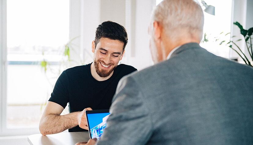In einem Beratungsgespr&auml;ch bei der Berufsberatung wird gekl&auml;rt, wie die Ausbildungssuchenden beim Berufsorientierungspraktikum unterst&uuml;tzt werden k&ouml;nnen.
