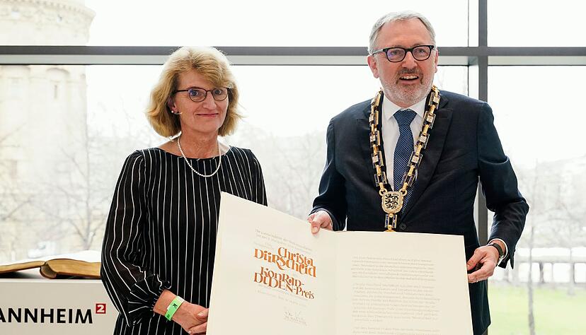 Christa Dürscheid erhält von Peter Kurz, Oberbürgermeister der Stadt Mannheim, eine Urkunde. Christa Dürscheid erhält von Peter Kurz, Oberbürgermeister der Stadt Mannheim, eine Urkunde.