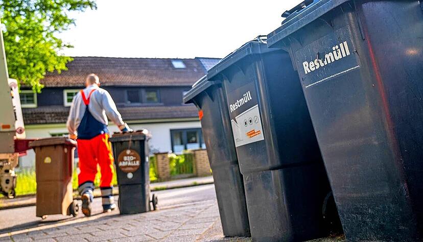 Ab 2025 treten in der Europäischen Union neue Vorgaben zur Abfalltrennung in Kraft. Textilien und Kleidung dürfen bald nicht mehr in die Restmüll-Tonne.