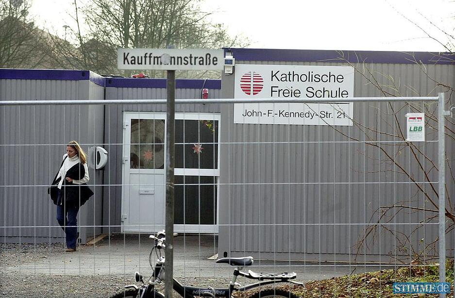 2004: Vor&uuml;bergehend stehen Schulcontainer auf dem Gel&auml;nde der Katholischen Freien Schule.