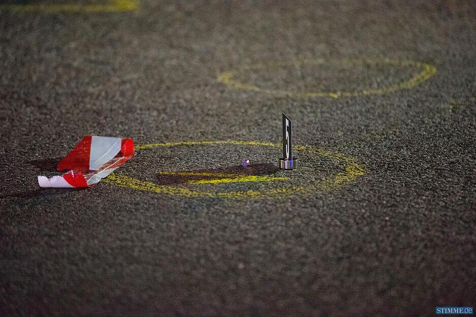 Eine Patronenhülse liegt am 11.03.2015 in der Innenstadt von Stuttgart (Baden-Württemberg) nach dem Einsatz eines Spezialkommandos der Polizei gegen zwei Kriminelle auf der Straße. Bei dem Einsatz ist ein Beamter von den Männern überfahren worden. Nach Polizeiangaben ist der Beamte schwer verletzt, womöglich auch lebensgefährlich. Auch die beiden Kriminellen lägen mit Schussverletzungen im Krankenhaus.